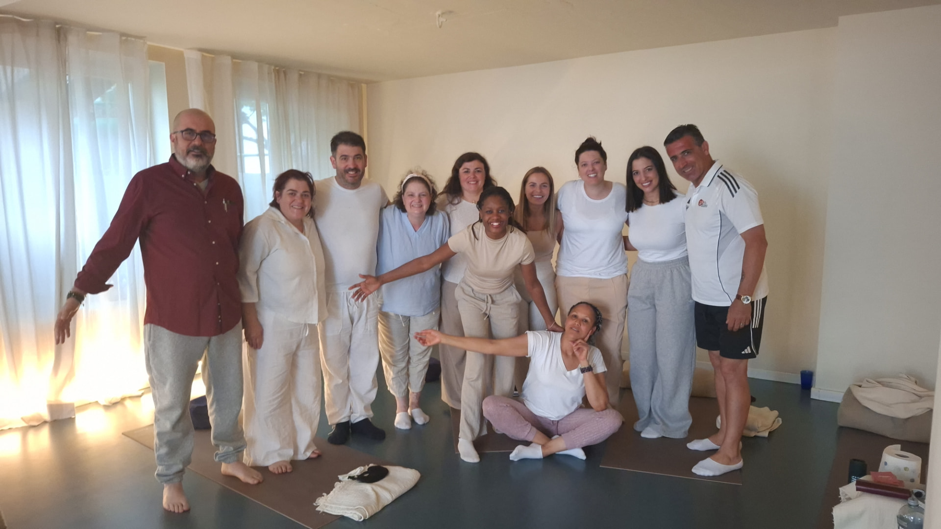 Participantes reunidos com Benavéria de Sousa num encontro.